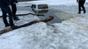 В Донецке «Нива» провалилась под лед — тащили тремя тракторами