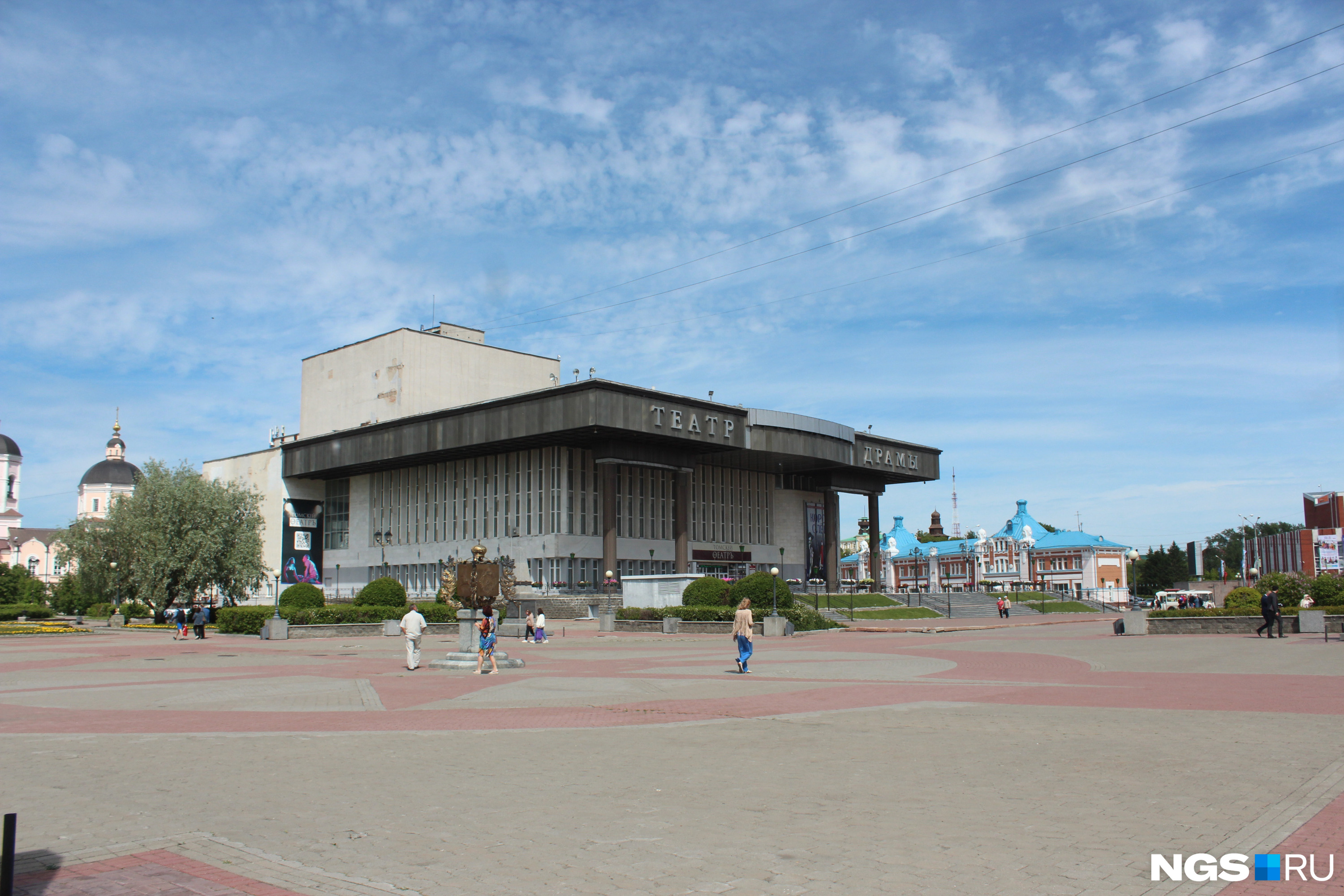 Театр Драмы в Томске располагается в самом центре города, недалеко от администрации области