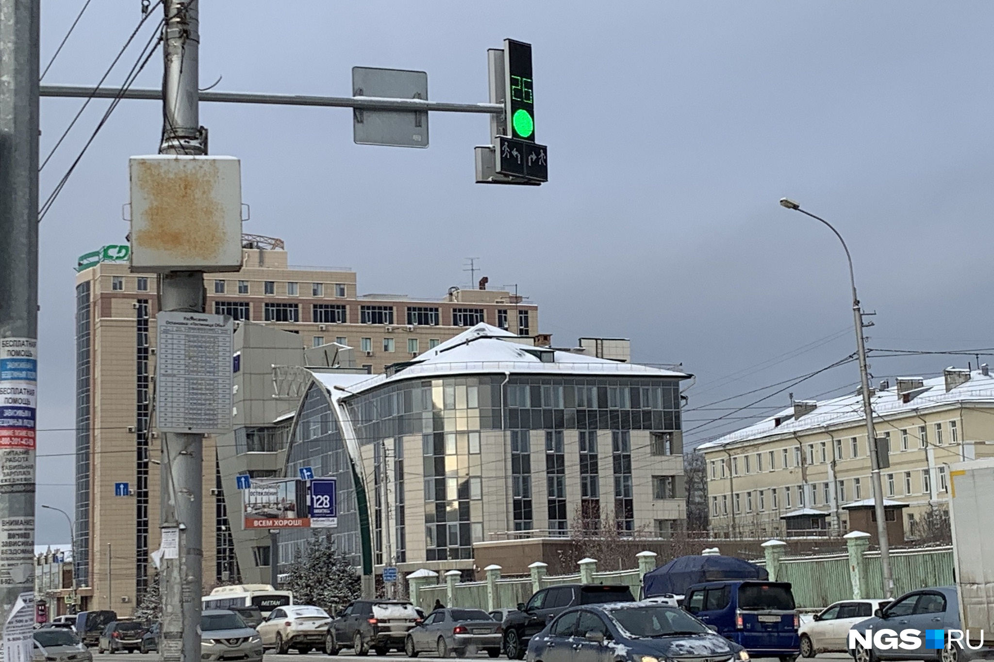 В Новосибирске говорят, что такой вариант намного эффективнее, чем знаки со стрелочками возле светофоров. По сути, он просто предупреждает, что за поворотом — переход с пешеходами