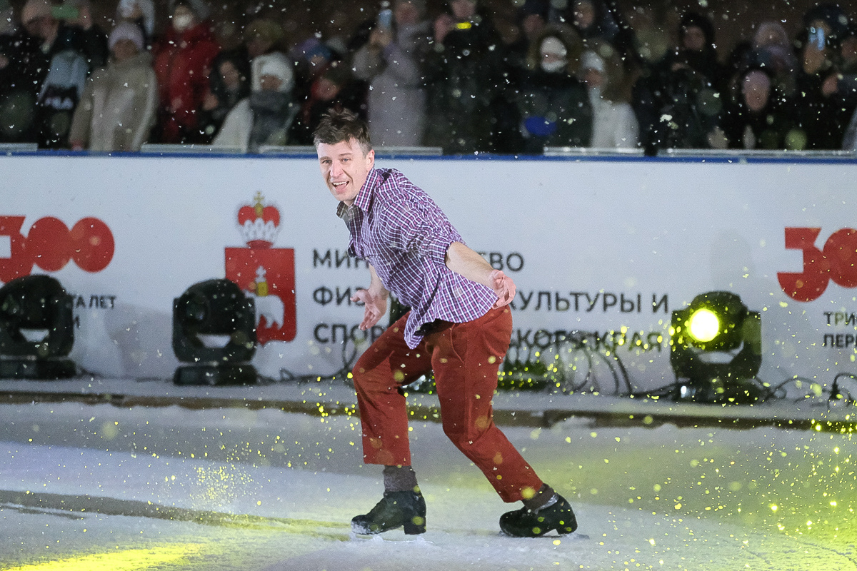 Алексей Ягудин буквально вырвался на лед. Его номера всегда энергичны