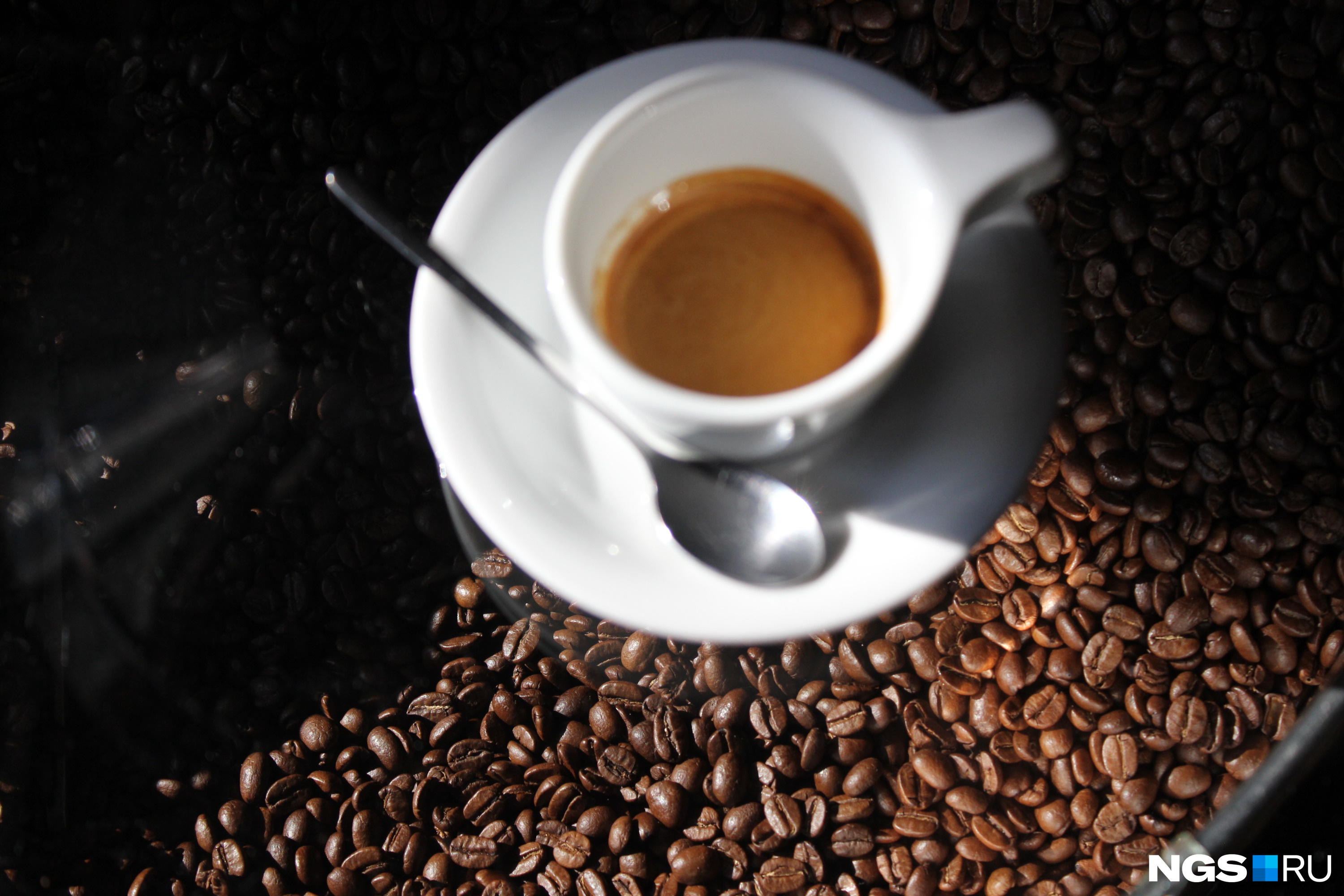 Диетологи советуют пить кофе до 14 часов и попробовать частично заменить его на цикорий