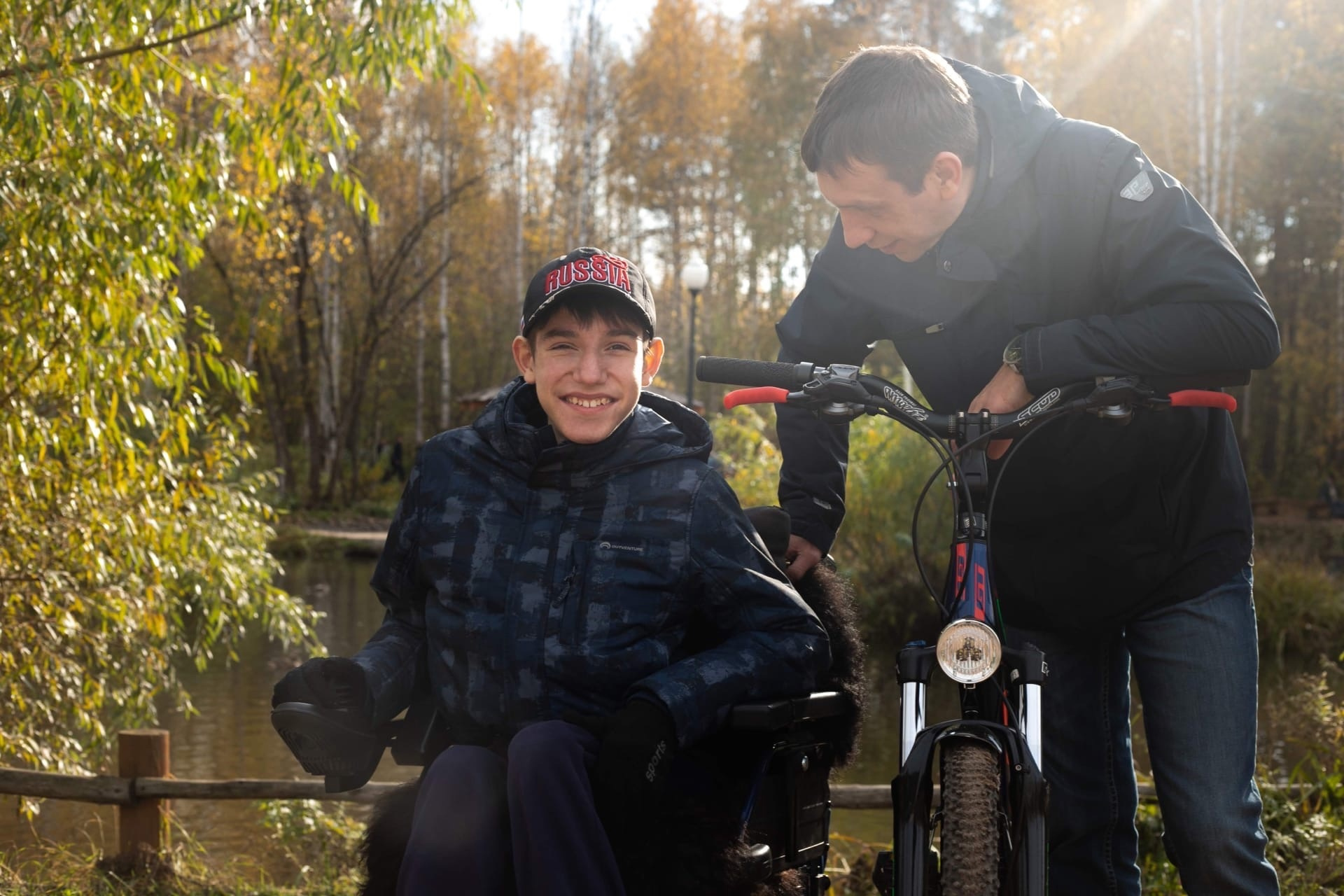 20-летний Егор смог получить коляску и теперь путешествует вместе с папой