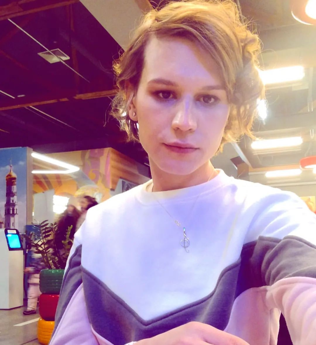 Екатерина живет в Москве и работает визажистом Екатерина живет в Москве и работает визажистом