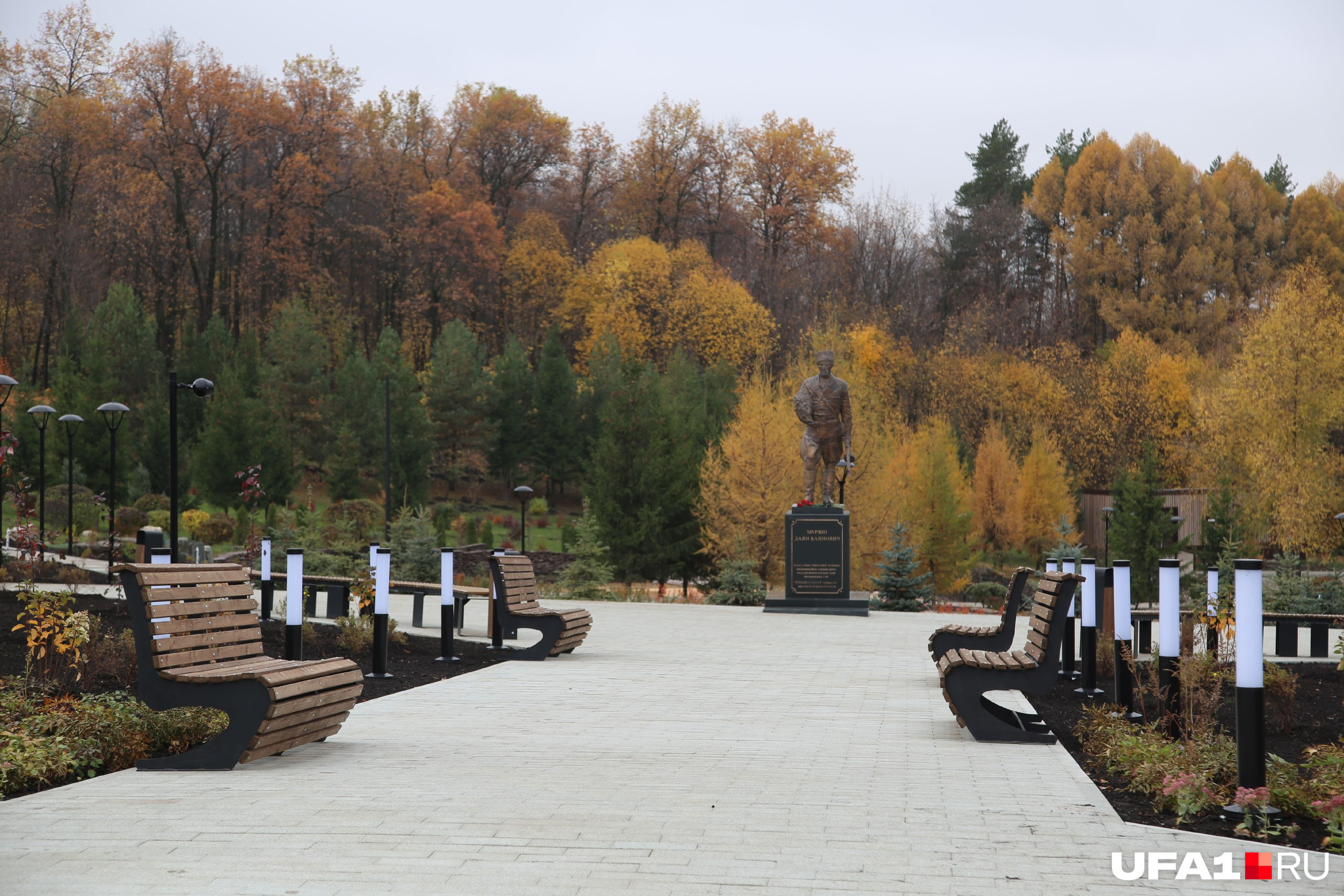 Памятник Даяну Мурзину в Уфе.