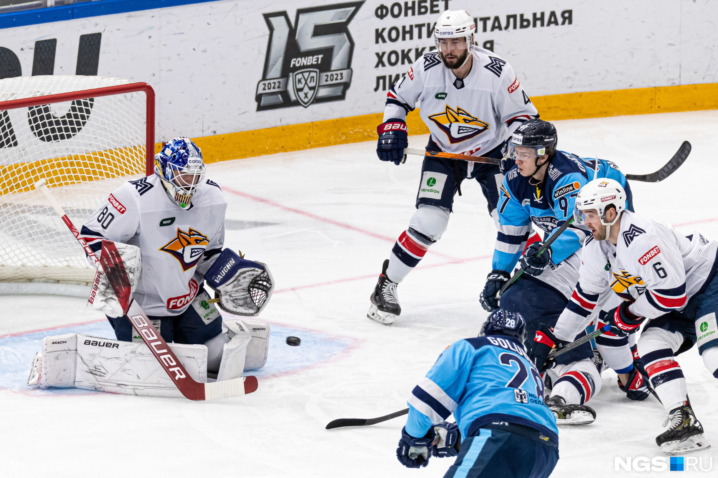 Первая шайба влетела на 20-й секунде: «Сибирь» обыграла дома «Магнитку» и возглавила Восточную конференцию КХЛ