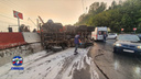 Водителю зажало ногу: КАМАЗ с сыпучим грузом перевернулся в Новосибирске