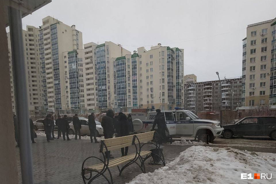 «Она лежала на их телах». В центре Екатеринбурга мать убила троих детей