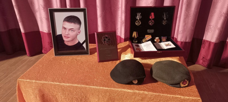 Три медали сверху очень похожи на награды, вручаемые бойцам группы «Вагнер»: «За отвагу», «За кровь и храбрость», «Черный крест». Три медали сверху очень похожи на награды, вручаемые бойцам группы «Вагнер»: «За отвагу», «За кровь и храбрость», «Черный крест».