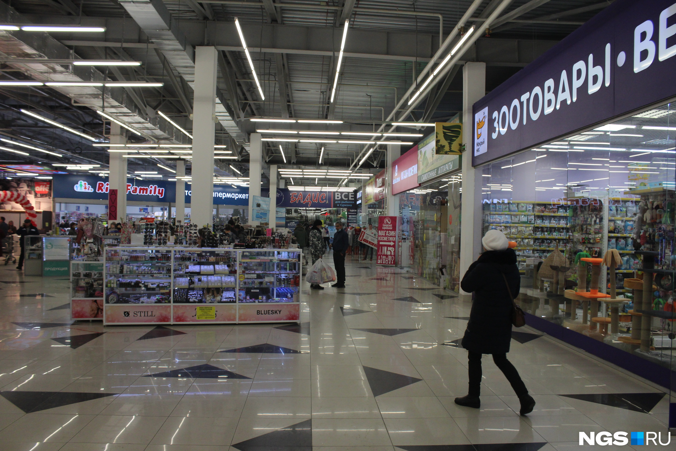 Начало работы продовольственного магазина оживило торговый центр