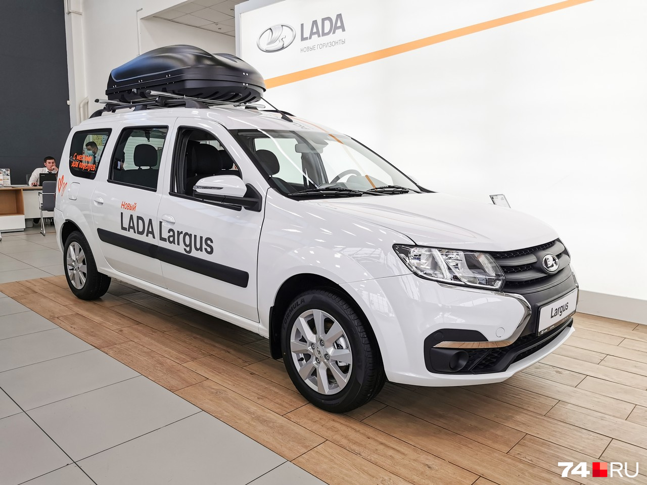 Среди бестселлеров российского рынка сильнее всего в 2021 году подрожал универсал Lada Largus: базовая цена поднялась с 669 тысяч до 813 тысяч (данные <a href="https://www.autostat.ru/news/50194/" class="_ io-leave-page" target="_blank">«Автостата»</a>)