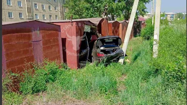 Автомобиль влетел в металлические гаражи на КСК в Чите