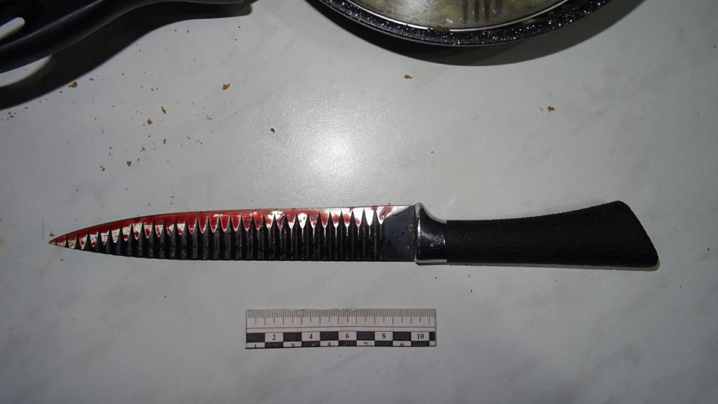 В Красноярском крае шестиклассник ранил ножом сожителя матери, когда тот пытался ее задушить