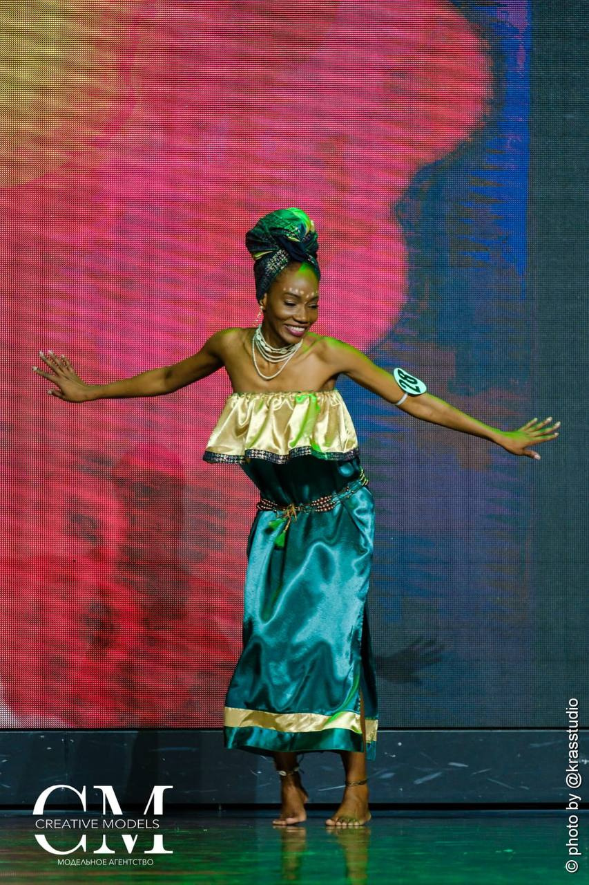 Сузи станцевала традиционный африканский танец на творческом конкурсе