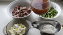 «Для усиления полезных свойств замените колбасу на мясо»: готовим идеальную окрошку по рецепту Роспотребнадзора