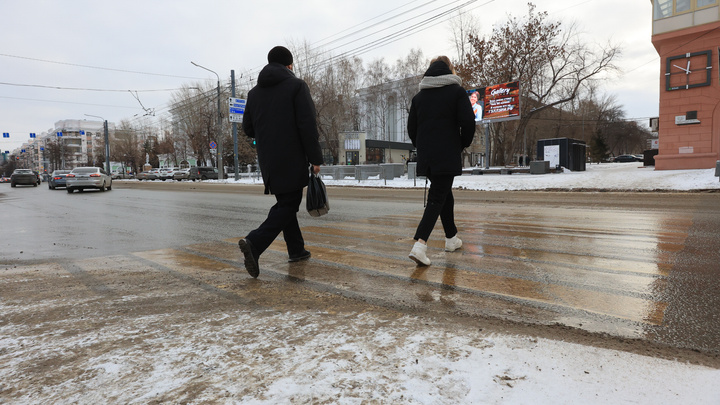 Солевая зависимость. Первый снег в Челябинске растопили реагентами и разозлили автомобилистов