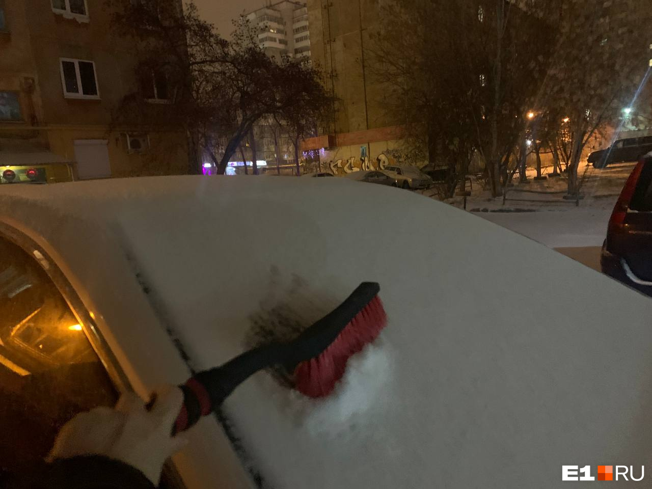 День жестянщика в Екатеринбурге. Из-за снегопада на дорогах аварии и жуткие пробки