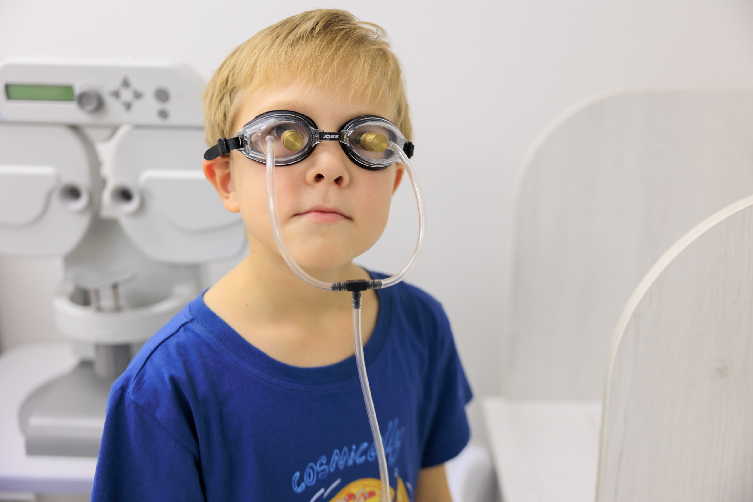 Клиника глаз игнатьева екатеринбург. Детская миопия. Миопия у детей. Макулостимулятор делают в очках.