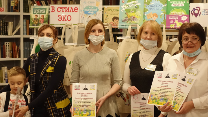 Волонтеры СУЭК сшили экосумки для посетителей бородинской библиотеки
