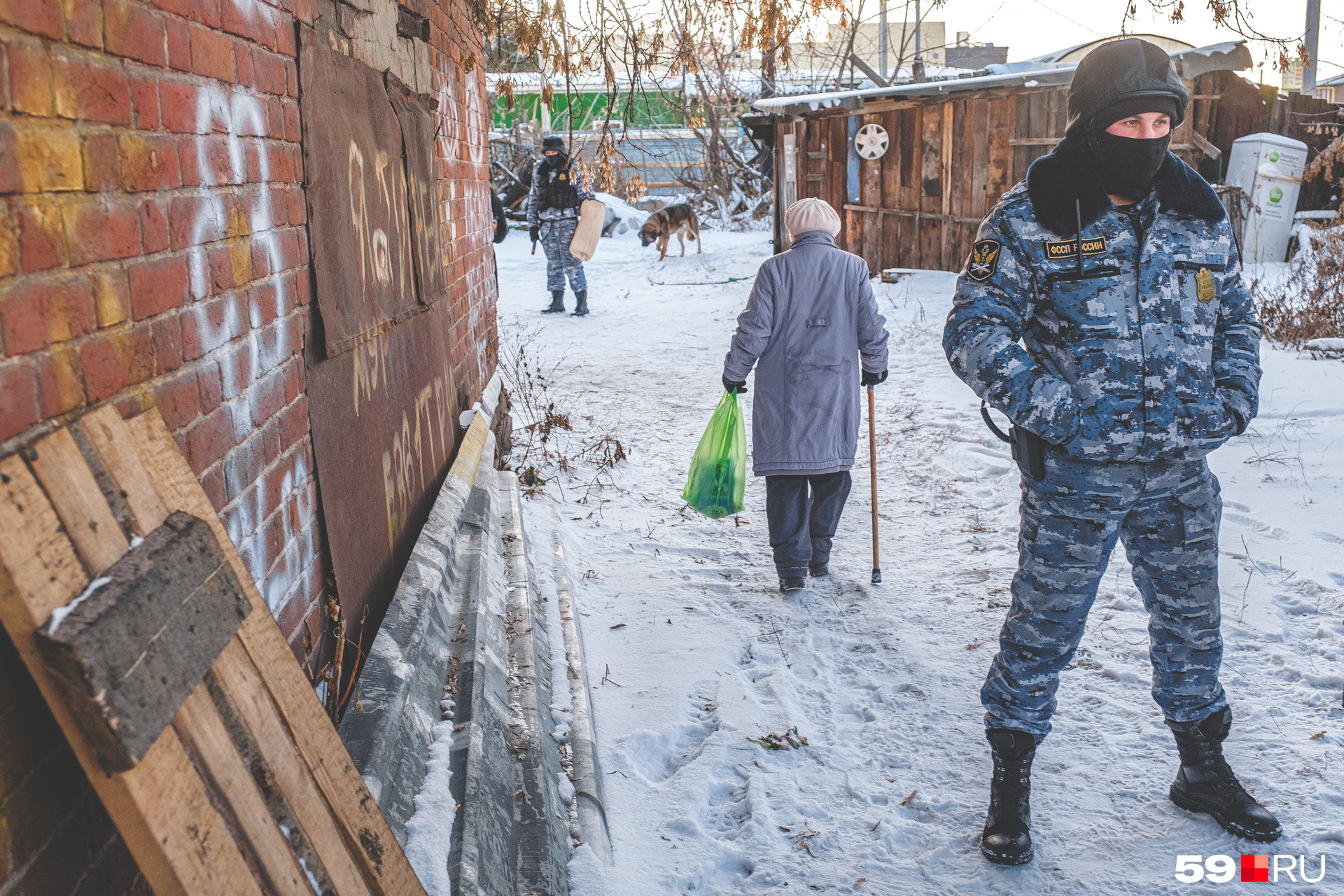 Утром сюда приехали судебные приставы Утром сюда приехали судебные приставы