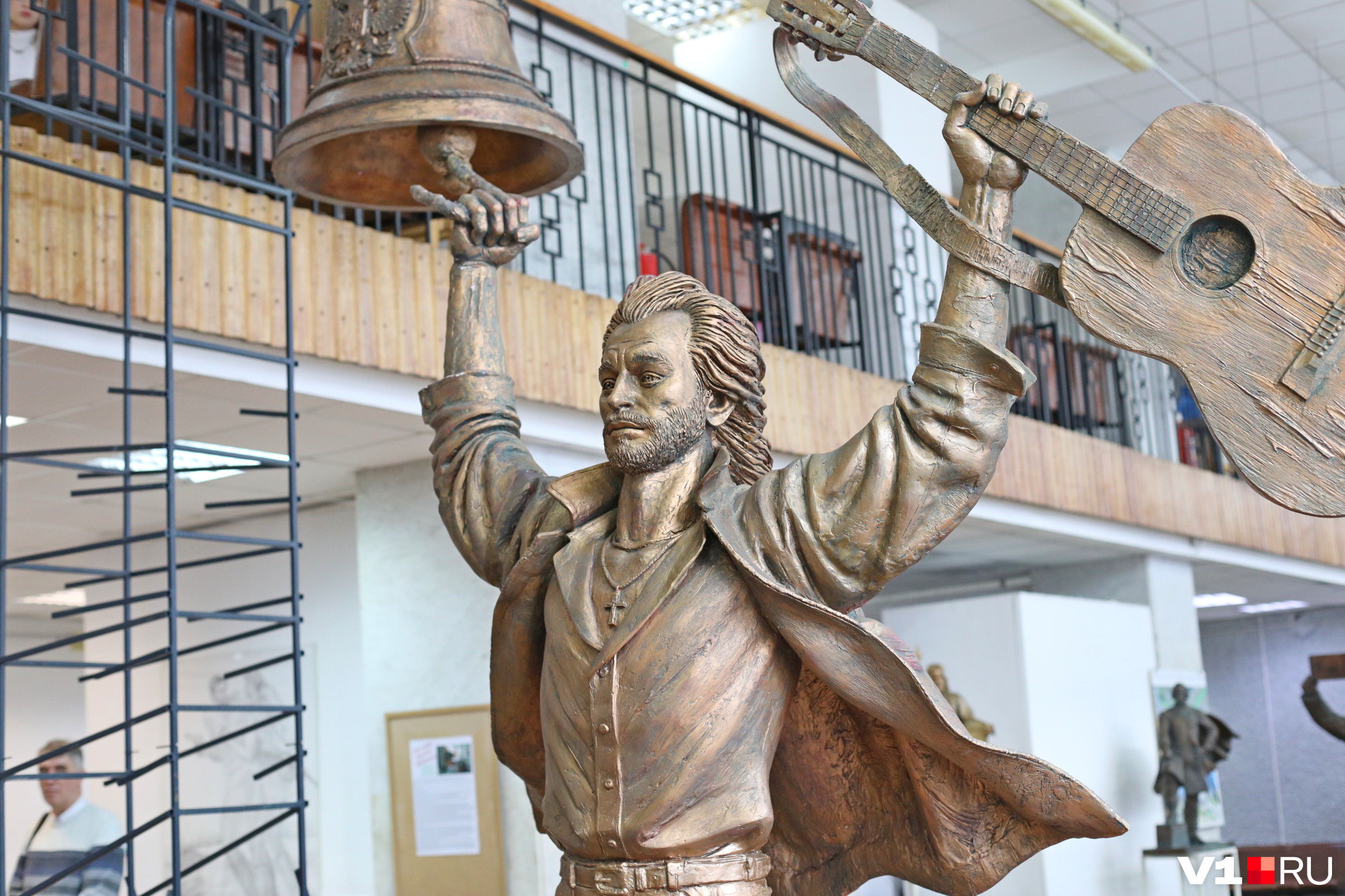 Скульптура Игоря Талькова в высоту достигает все четыре метра