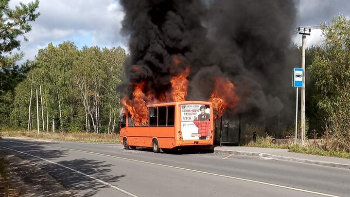 «Еле успели выйти». Автобус с полным салоном пассажиров загорелся под Дзержинском