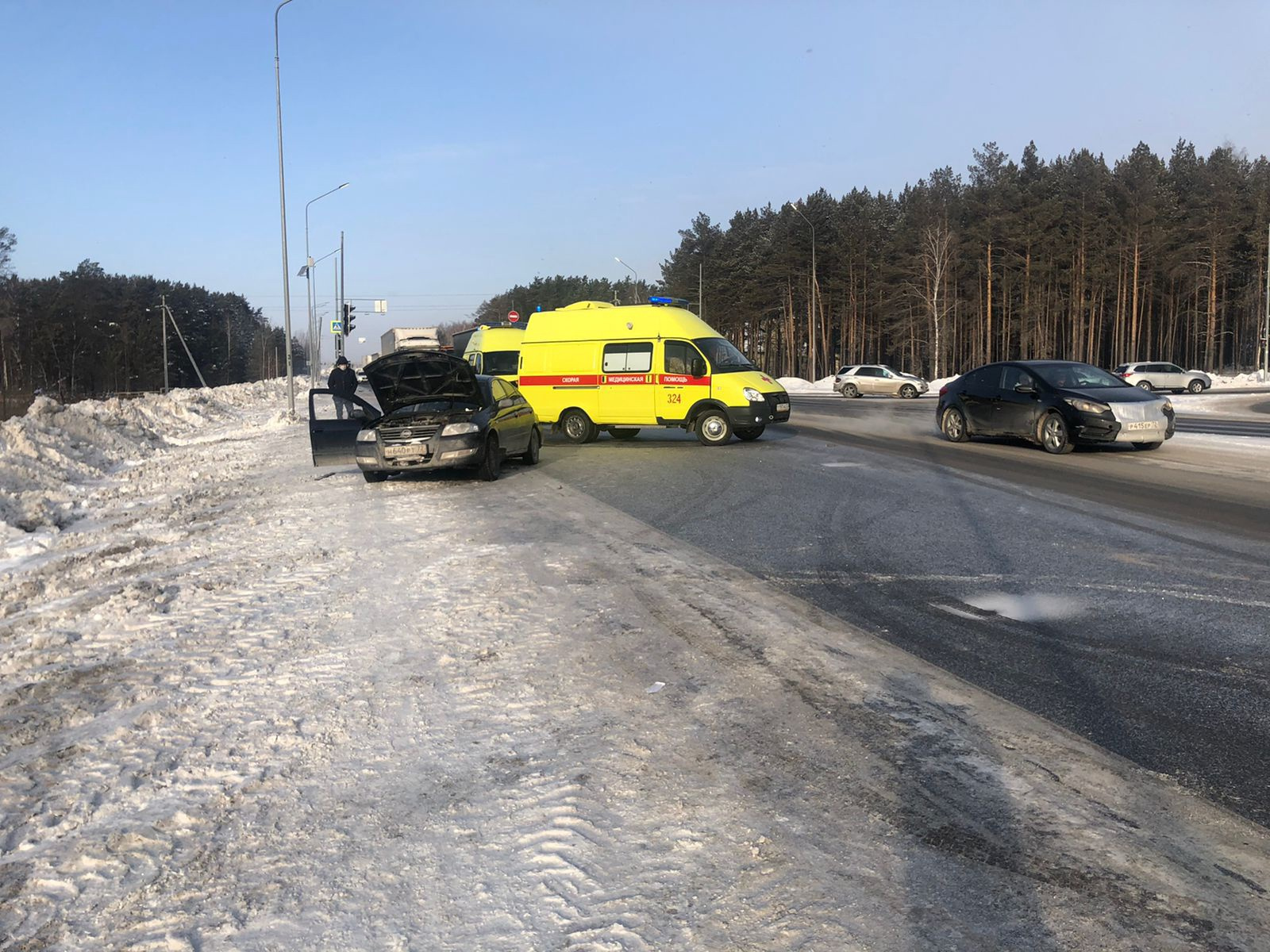 Четверых пассажиров Nissan на скорой госпитализировали Четверых пассажиров Nissan на скорой госпитализировали