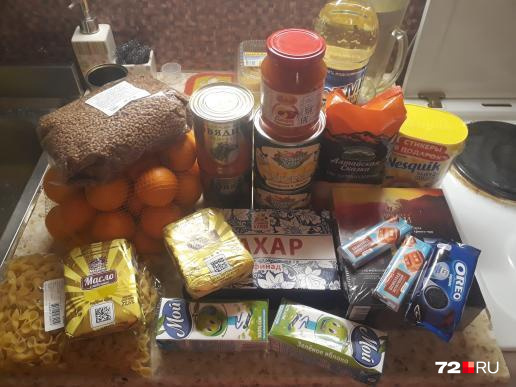 Посмотрите, в этот продуктовый набор вошли не только крупы, макароны и сливочное масло, но и любимые детьми соки и печенье Посмотрите, в этот продуктовый набор вошли не только крупы, макароны и сливочное масло, но и любимые детьми соки и печенье