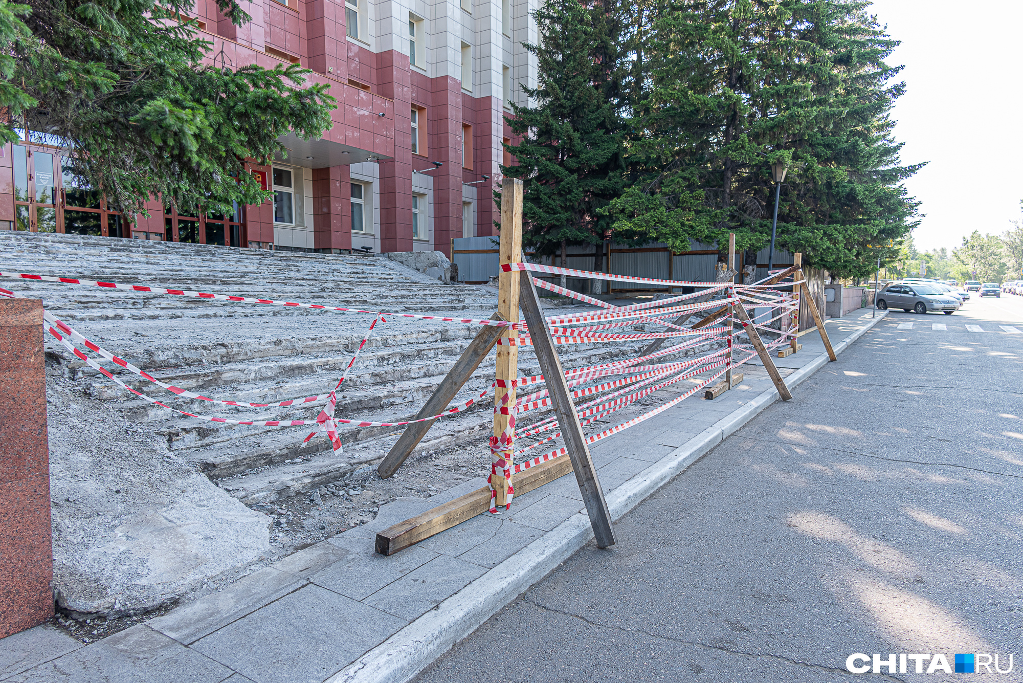 Подрядчик закончил ремонт крыльца правительственного здания в Чите