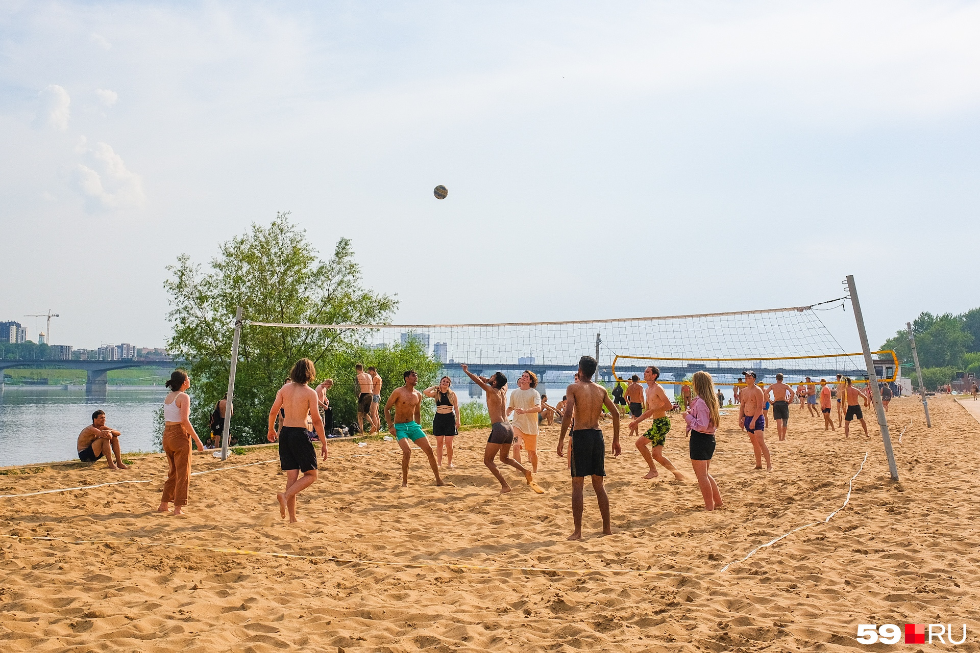 Посетители пляжа в центре Перми активнее тех, что приехали на КамГЭС, — здесь идет активная игра в волейбол