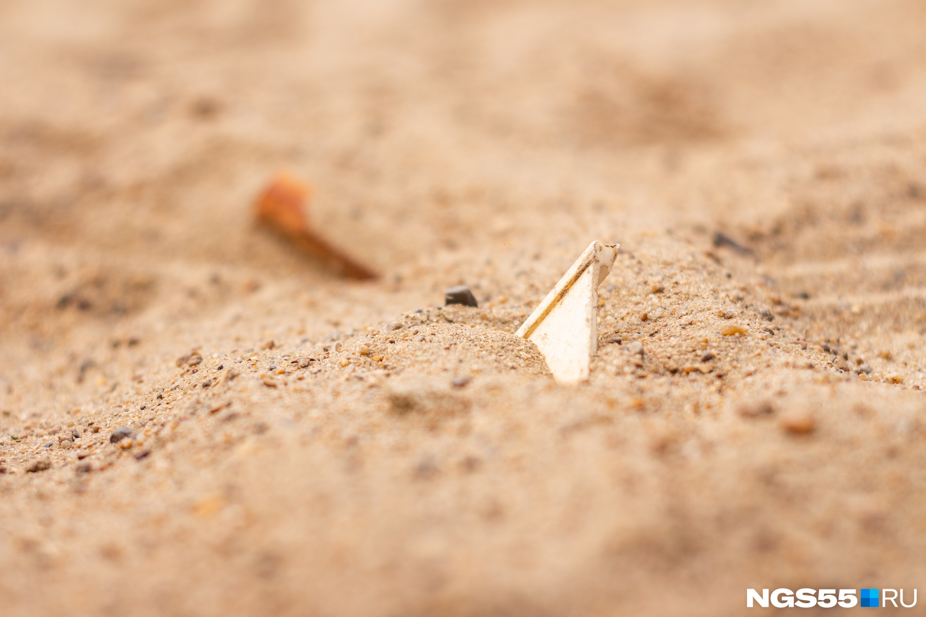 В песке есть мусор