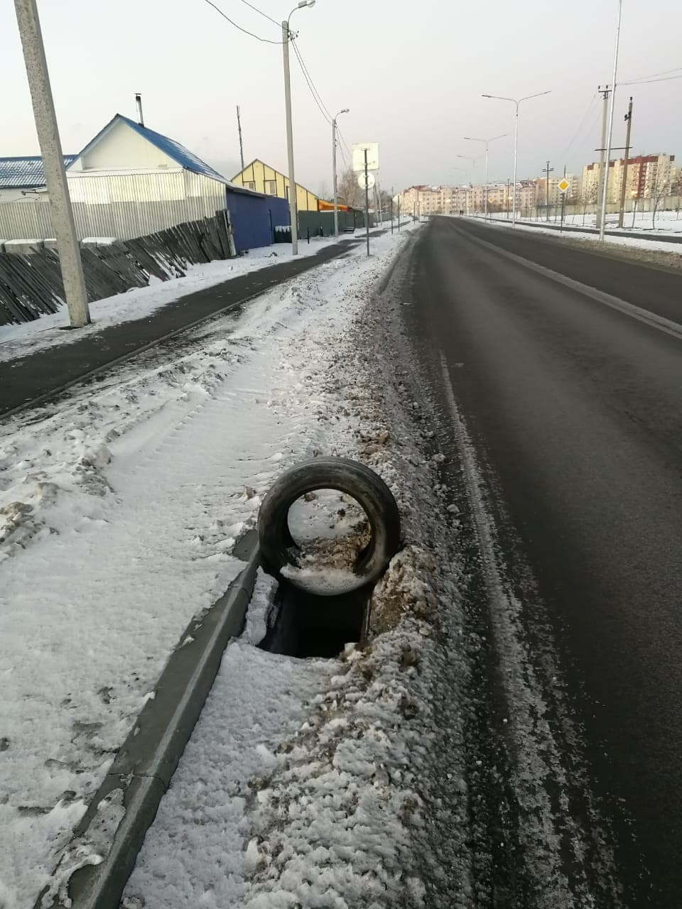 Хотя в темноте вряд ли такой временный способ поможет обезопасить автомобилистов Хотя в темноте вряд ли такой временный способ поможет обезопасить автомобилистов
