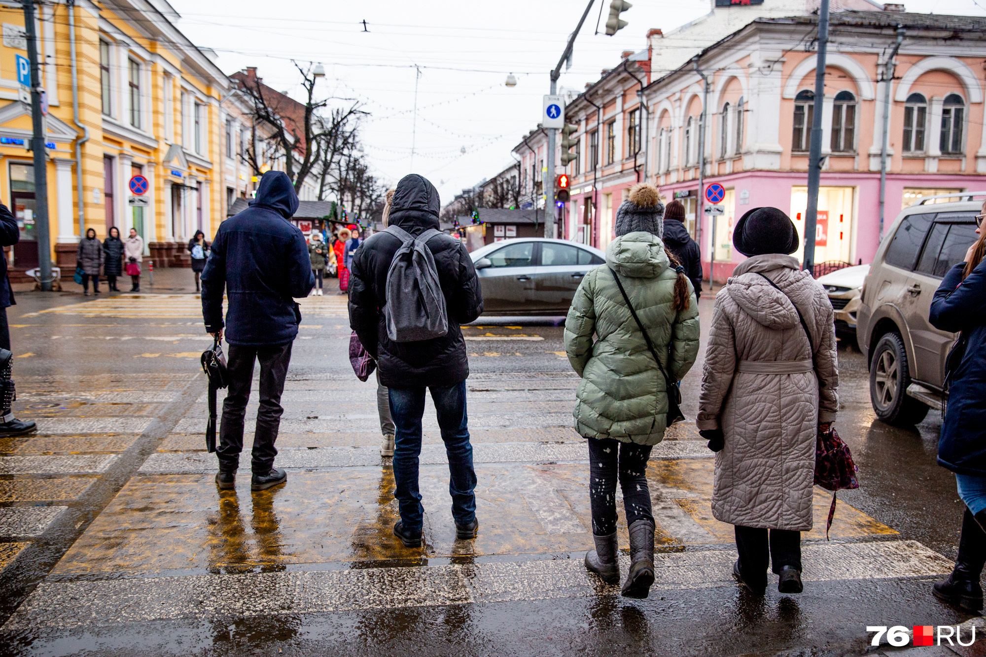 Воняет на улице. 1 Ноября на улице в Москве. Ярославль в ноябре. На улице прохладно летом. Жители Ярославля.