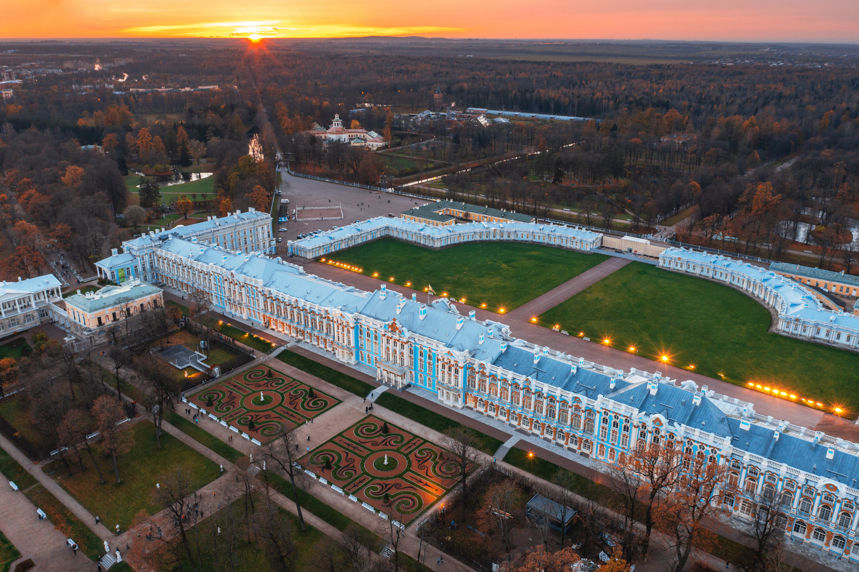 Екатерининский дворец находится в 26 км от центра Санкт-Петербурга