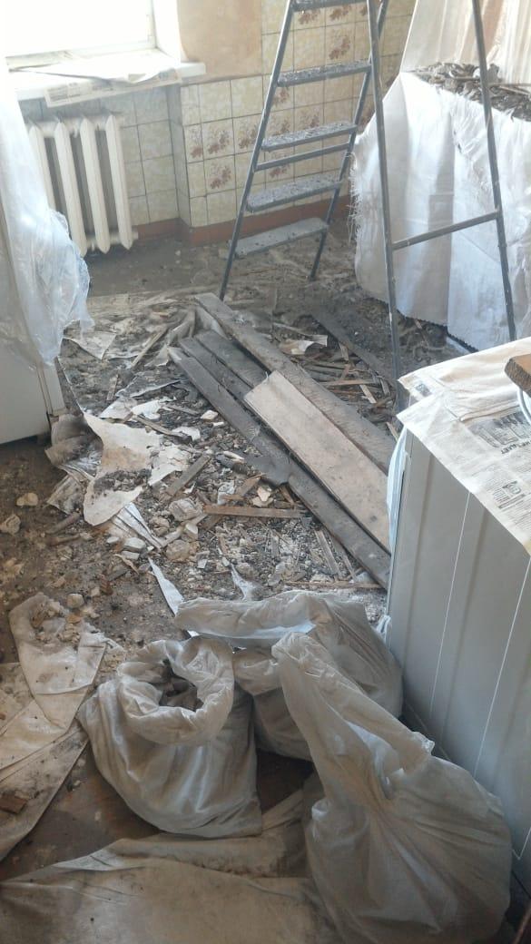 По словам пожилой женщины, мешки со строительным мусором она выносила сама По словам пожилой женщины, мешки со строительным мусором она выносила сама