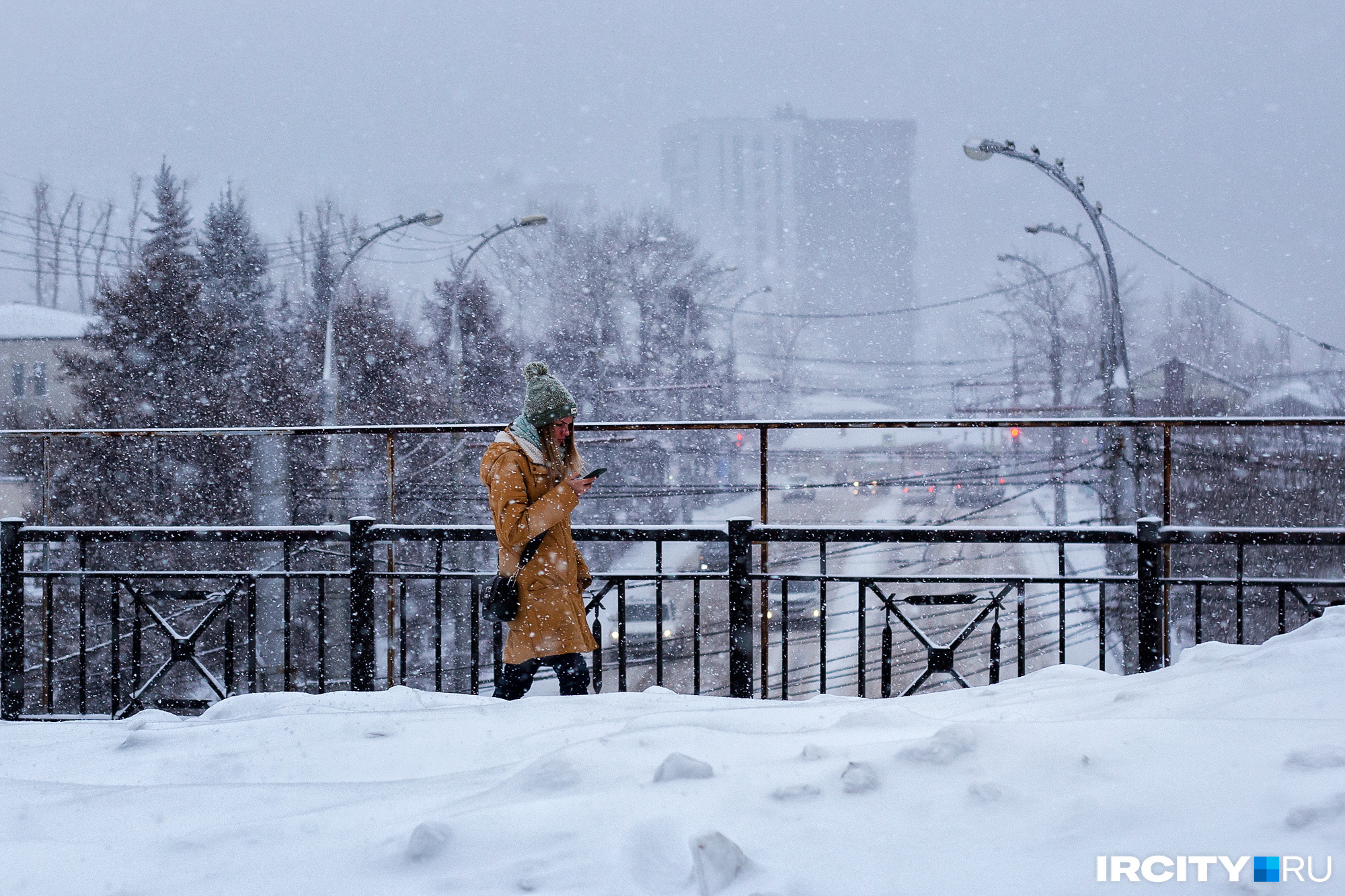 Снег идет почти сутки. Иркутск замело: 20 фотографий идеально белого города