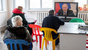 Фото: как беженцы слушали речи Путина и членов Совбеза о признании ЛНР и ДНР