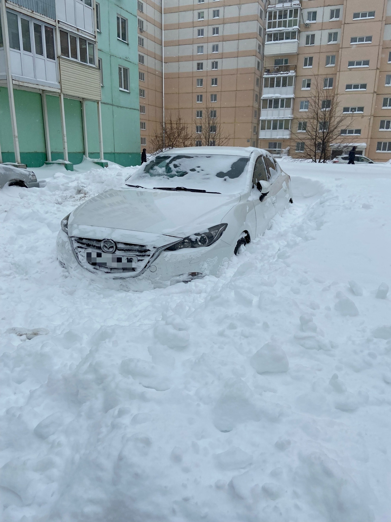 Машину завалило снегом Машину завалило снегом