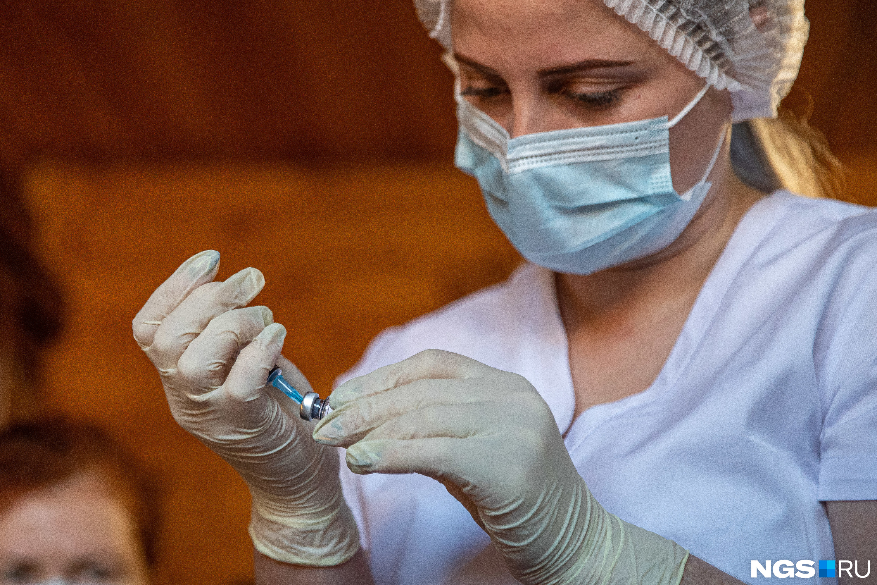 Сейчас эксперты обеспокоены тем, что вакцинированные люди заражаются и передают «омикрон»