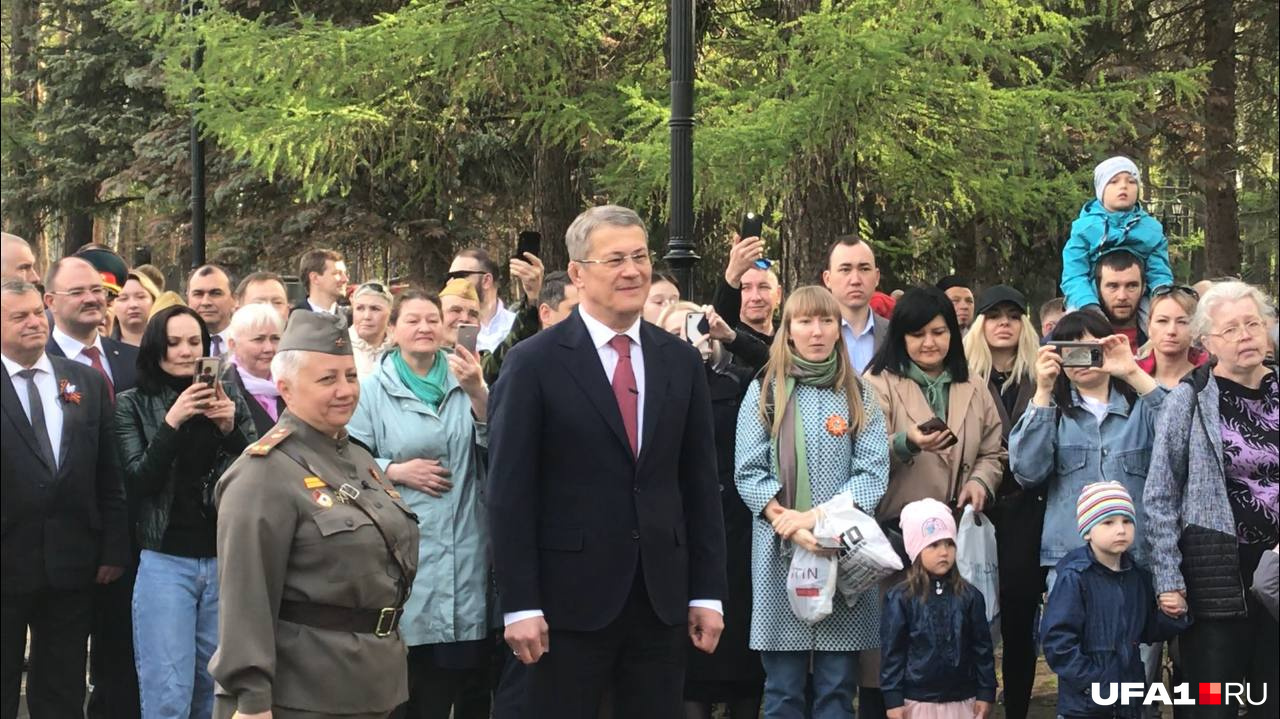Радий Хабиров наблюдает за концертной программой Радий Хабиров наблюдает за концертной программой