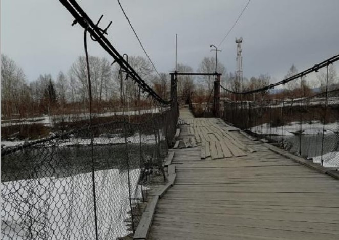 Несмотря на свое состояние, мост обеспечивает жителям Новоснежной доступ к соцобъектам в Выдрино
