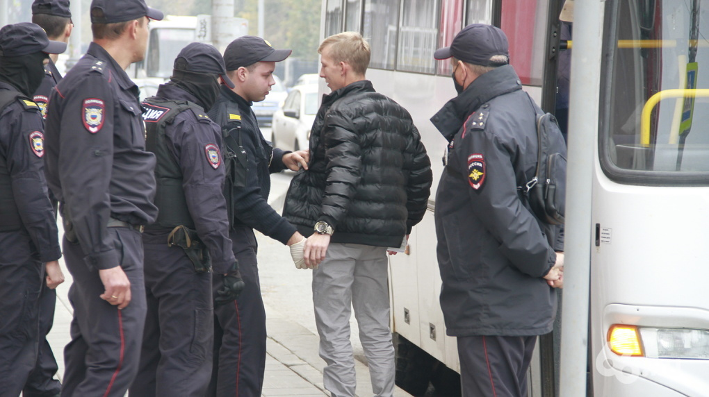 В центре Екатеринбурга полицейские проверяли документы у прохожих. Прошли задержания