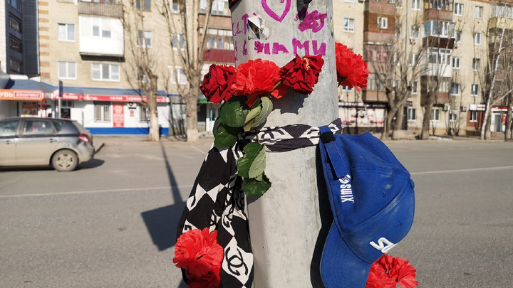 На месте аварии в Тюмени, где погибли два подростка, появился стихийный мемориал