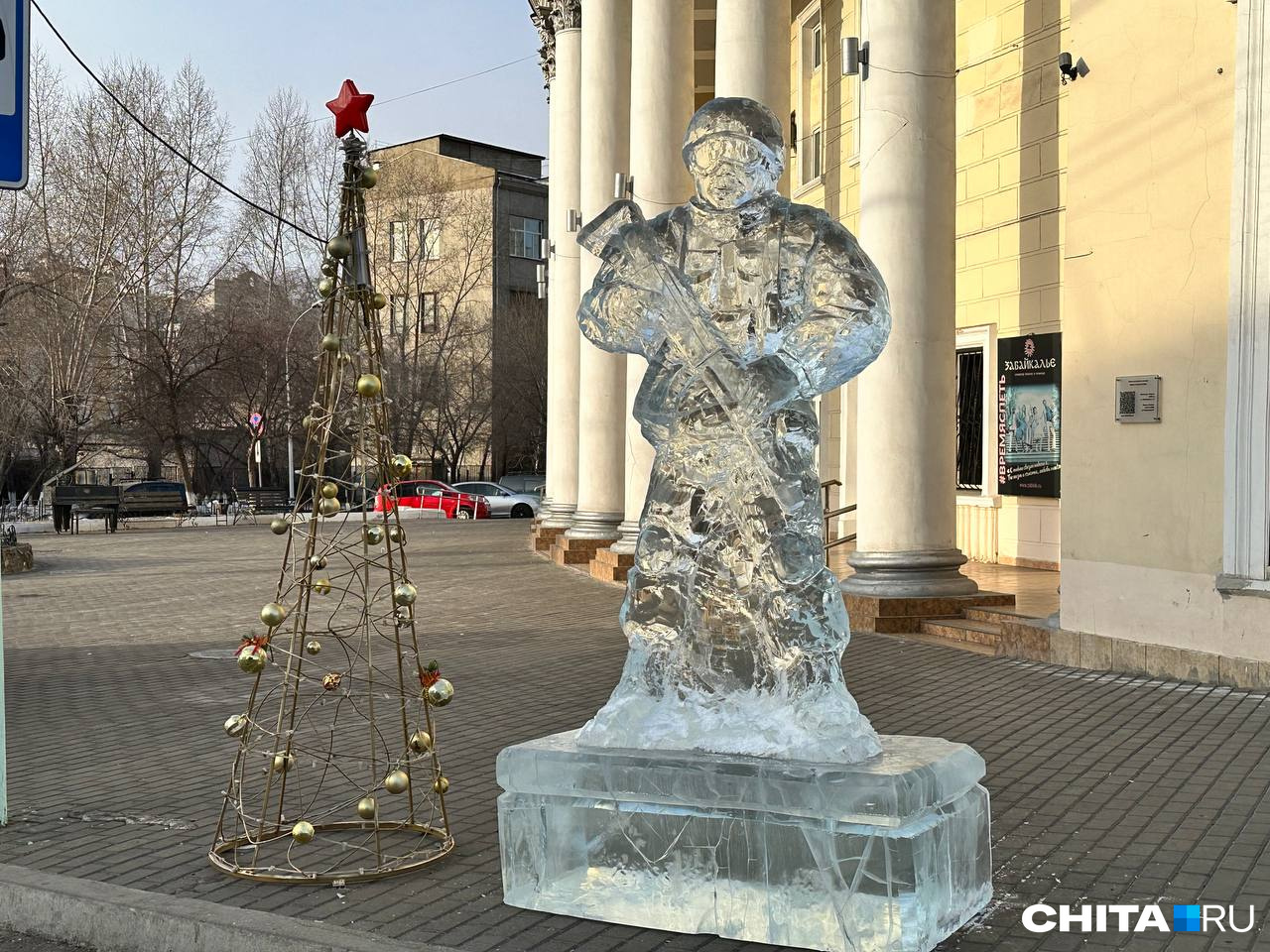 Ледяную фигуру солдата поставили в центре Читы вслед за пластиковыми военными