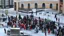 Толпа Дедушек Морозов собралась на пешеходной улице Ленина — как это выглядит