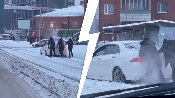 На Радищева водитель Honda возомнил себя трамваем и застрял: эпичное видео