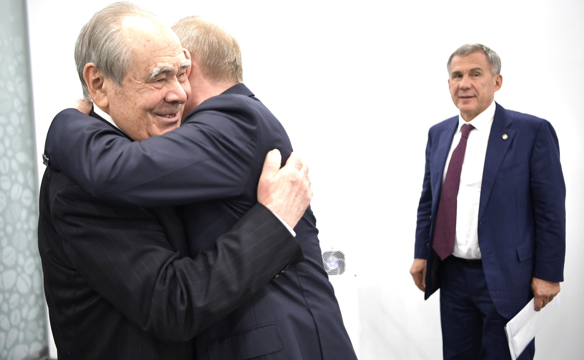 Президент России Владимир Путин (в центре) с двумя президентами Татарстана — Минтимером Шаймиевым (1991–2010) и Рустамом Миннихановым (с 2010)
