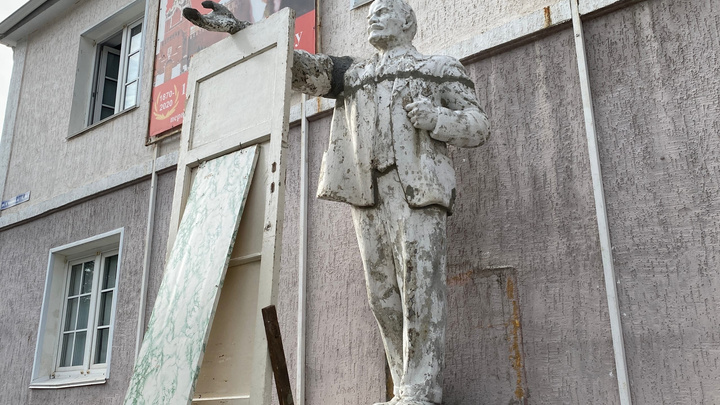 «Он будет идеальным!»: в Кургане убранный с улицы Карбышева памятник Ленину поставили в новом месте