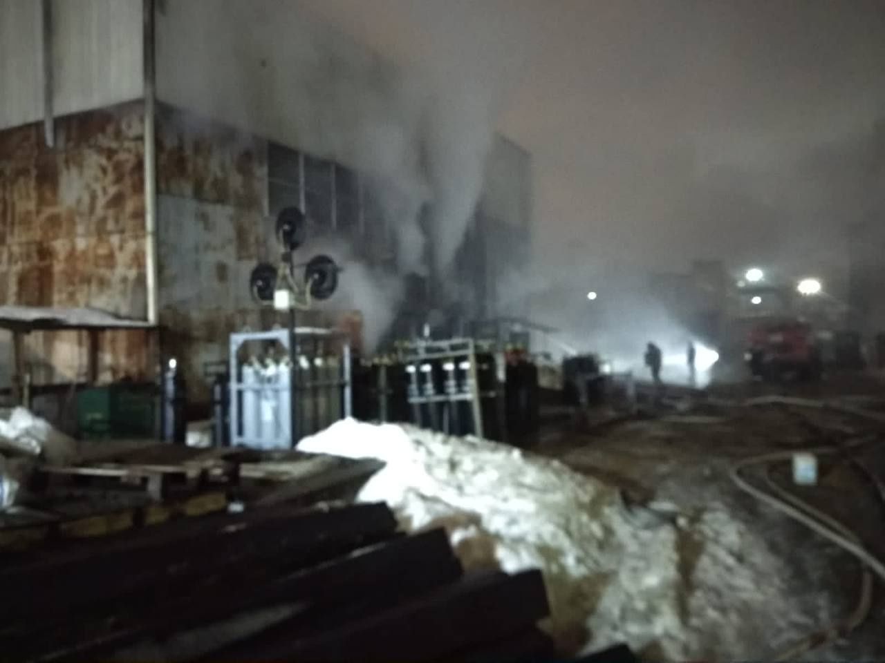 В Институте лёгких сплавов в Москве огонь охватил 400 кв. м, сообщается о взрывах газа