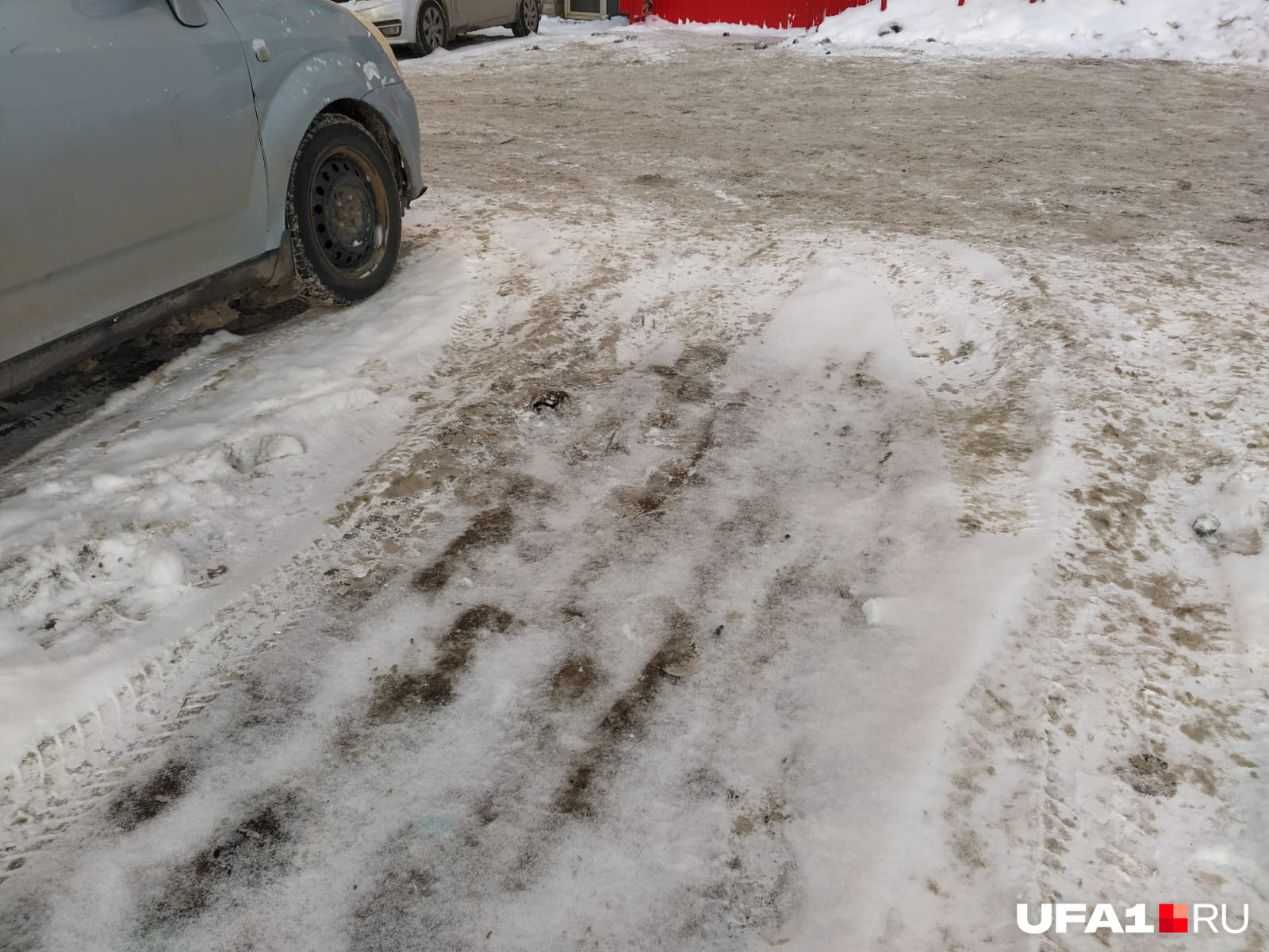 На местах для парковки автомобилей можно увидеть и такую картину