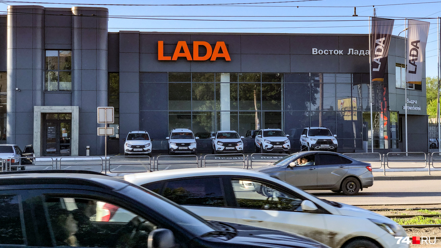 Дилеры Lada распродают остатки машин с кондиционерами. Когда появятся новые поступления таких комплектаций — пока неясно